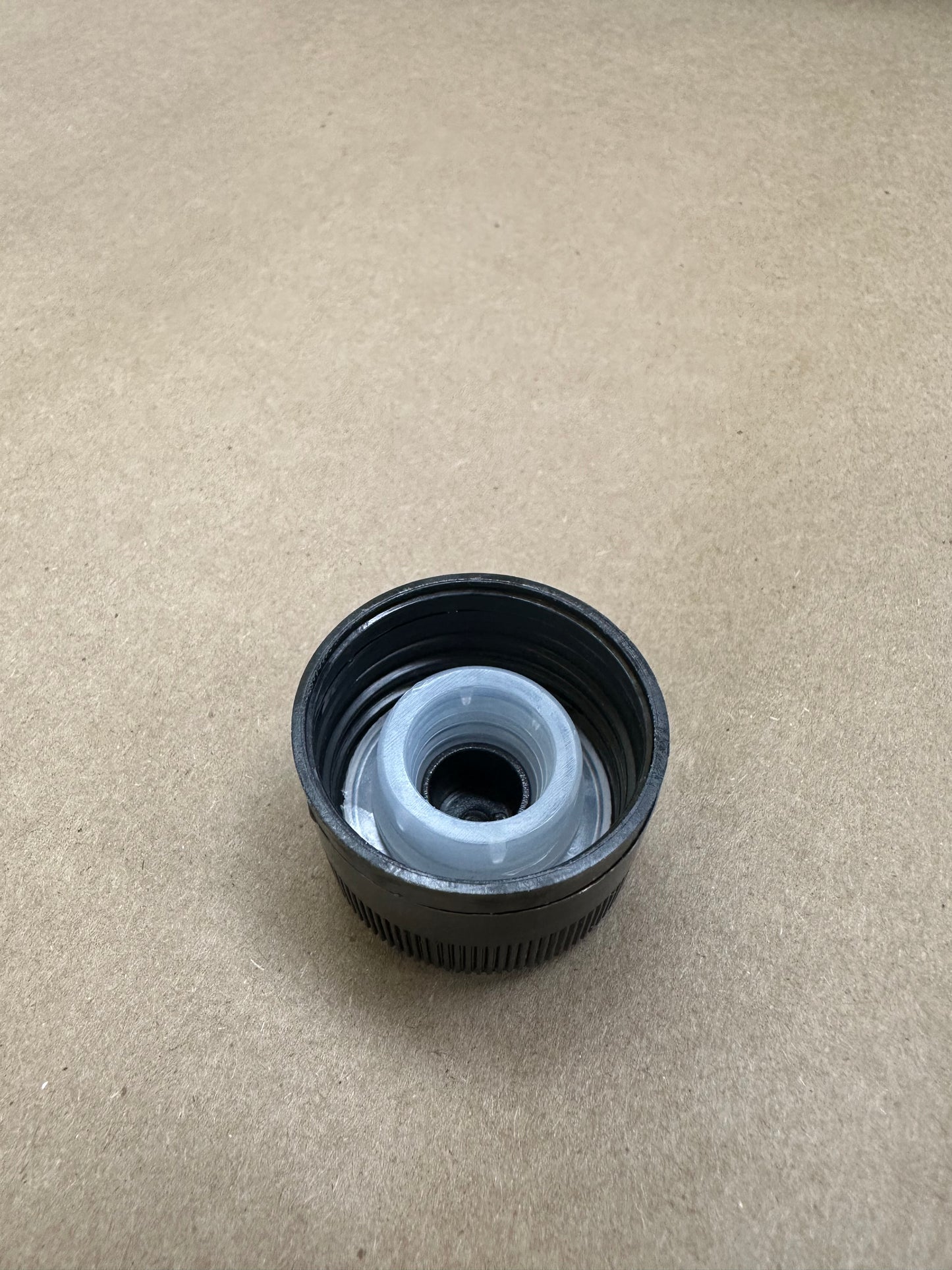 Disposable pour spout with lid